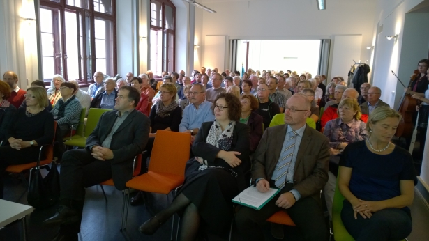 Besucher der Eröffnungsveranstaltung Vortragsraum